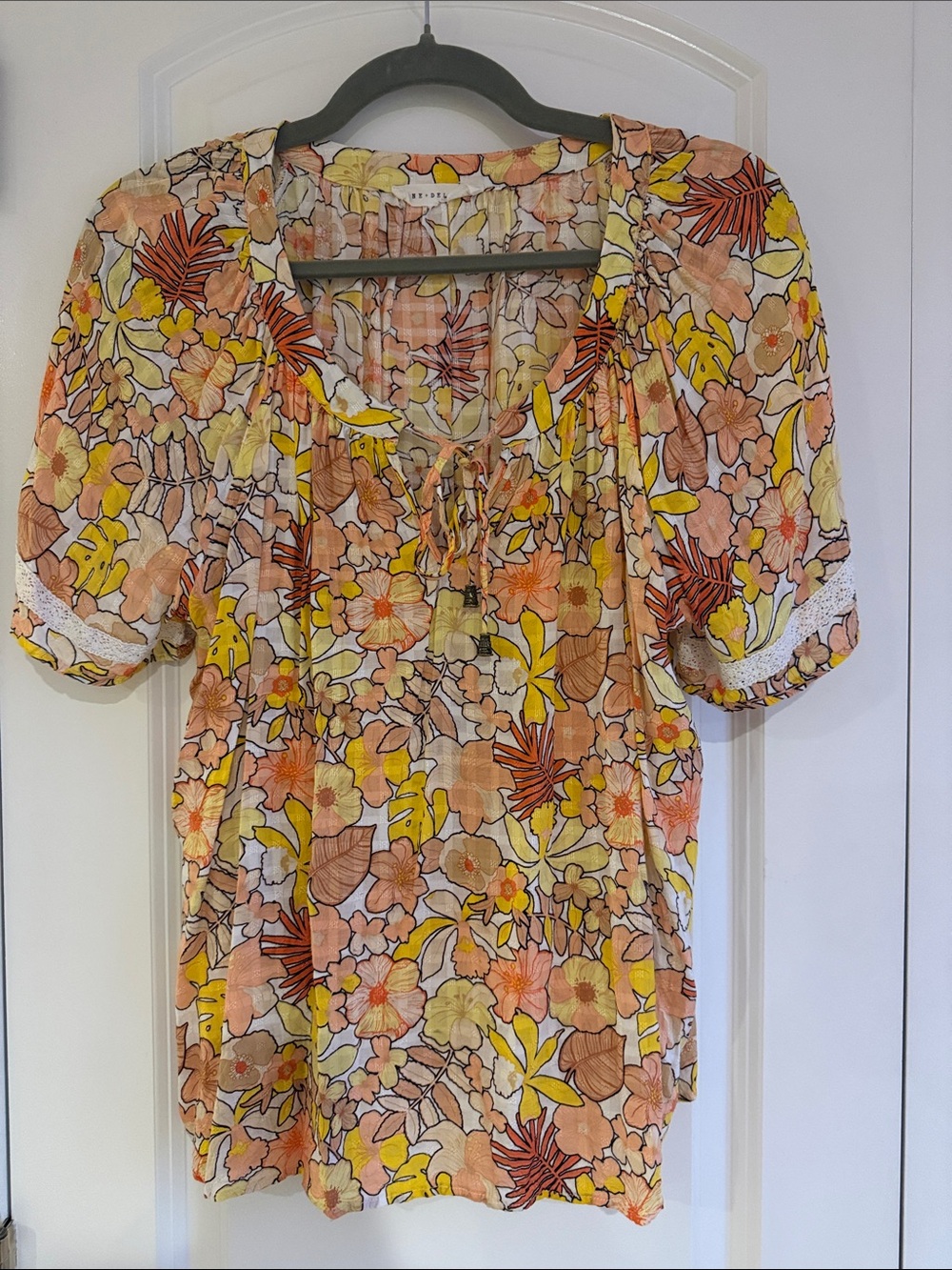Jane + Delancey Floral Tie-Front Peasant Top in Peach & Yellow, Fits like a M